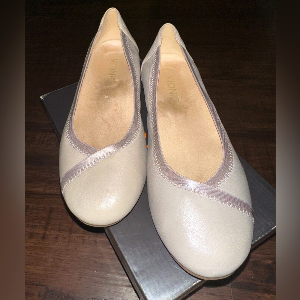 Vionic Caroll Women's Spark Caroll Light Grey Casual Slip-On Shoe 7 Excellent!